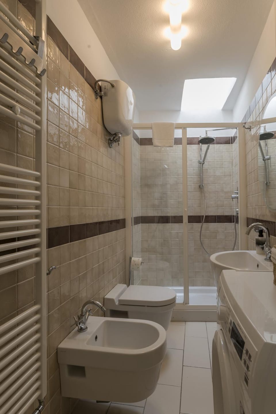 Shower, Toilet, Bathroom, Photo of the whole room, bidet, towels