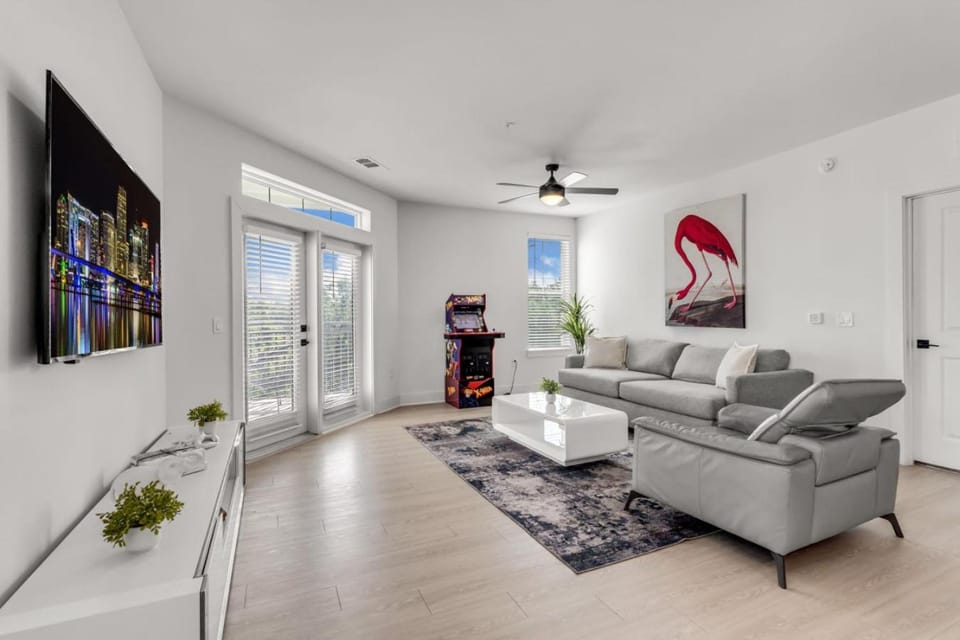 Sunny 2-Bed Oasis Pool and Gym in Apollo Beach Apartment in Apollo Beach