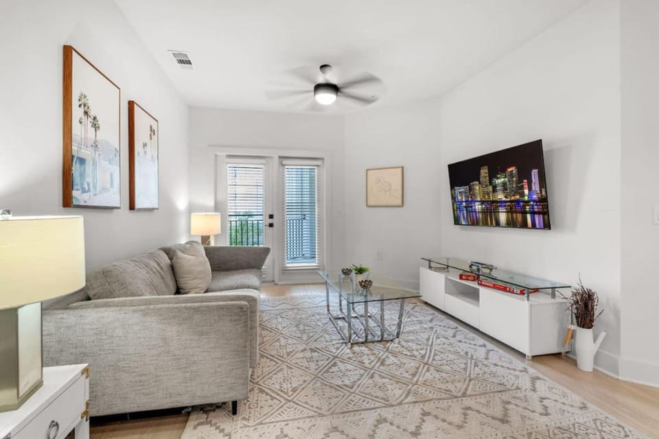 Vibrant 1 Bedroom Paradise Pool and Gym Bliss Apartment in Apollo Beach