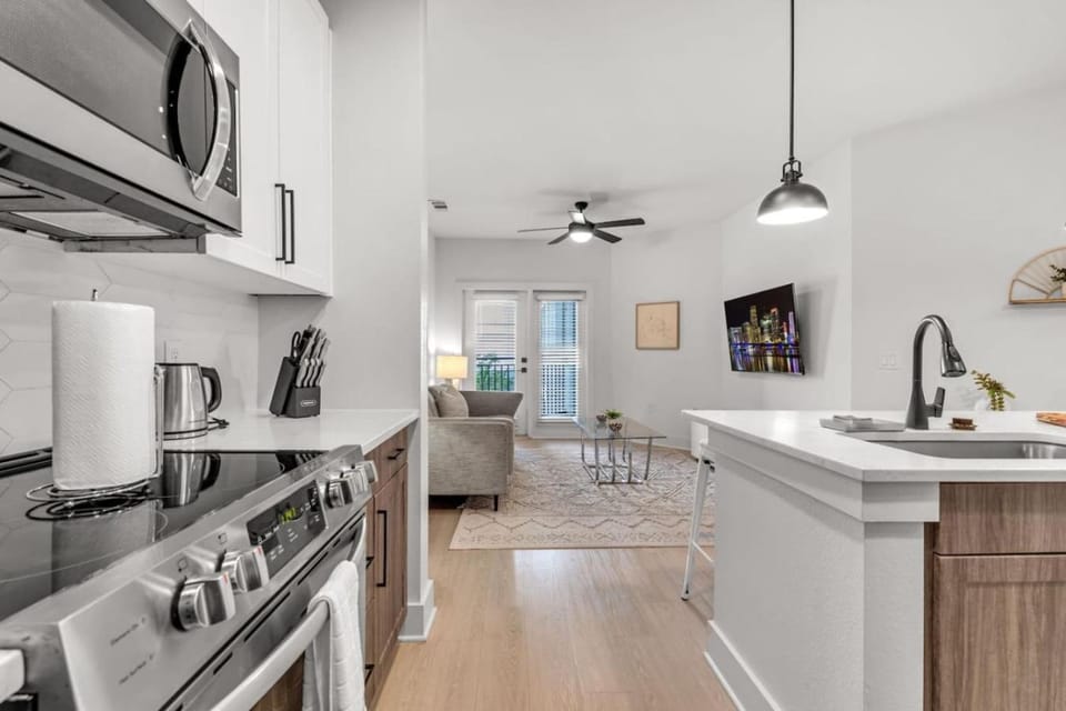Vibrant 1 Bedroom Paradise Pool and Gym Bliss Apartment in Apollo Beach