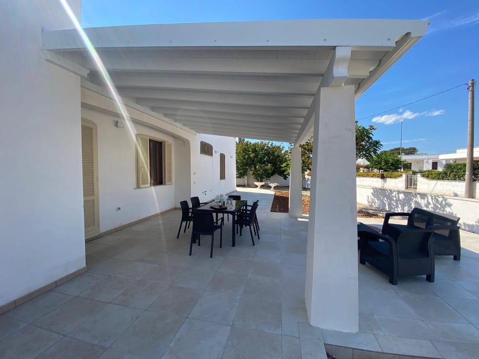 Property building, Patio, Garden, Balcony/Terrace