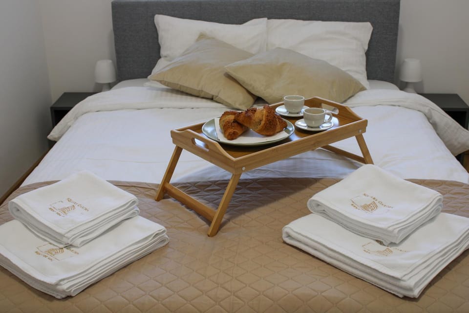 Bed, Bedroom, towels