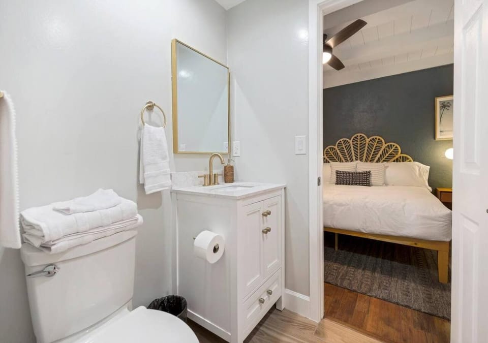 Toilet, Bathroom, towels