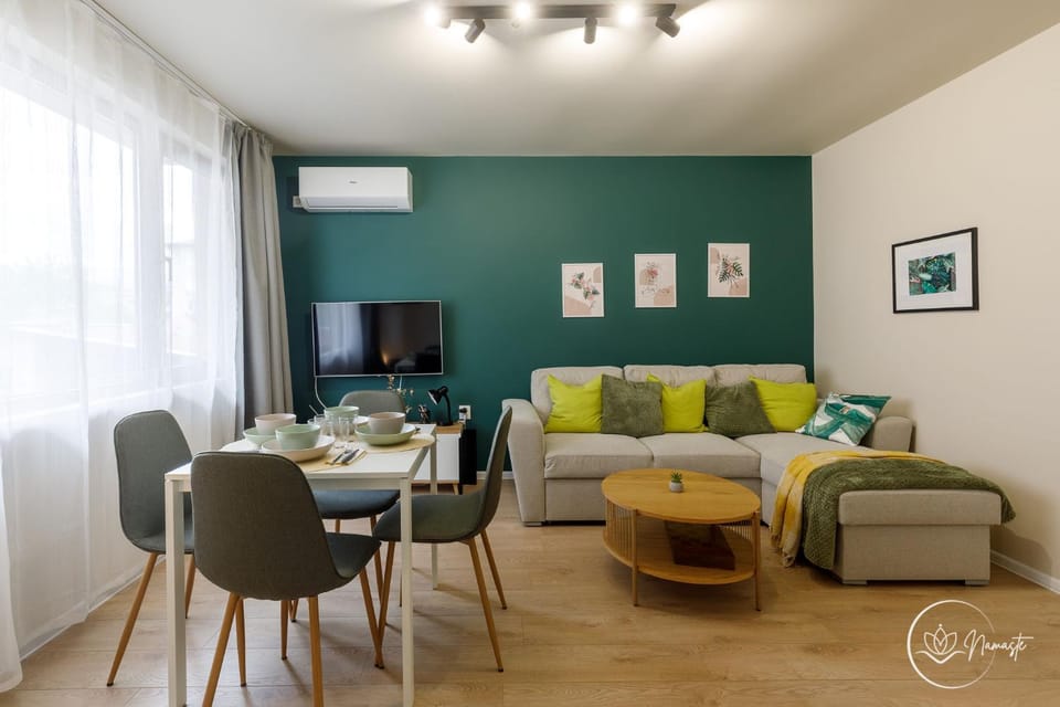 Communal lounge/ TV room, TV and multimedia, Living room, Seating area, Dining area, Evening entertainment, air conditioner