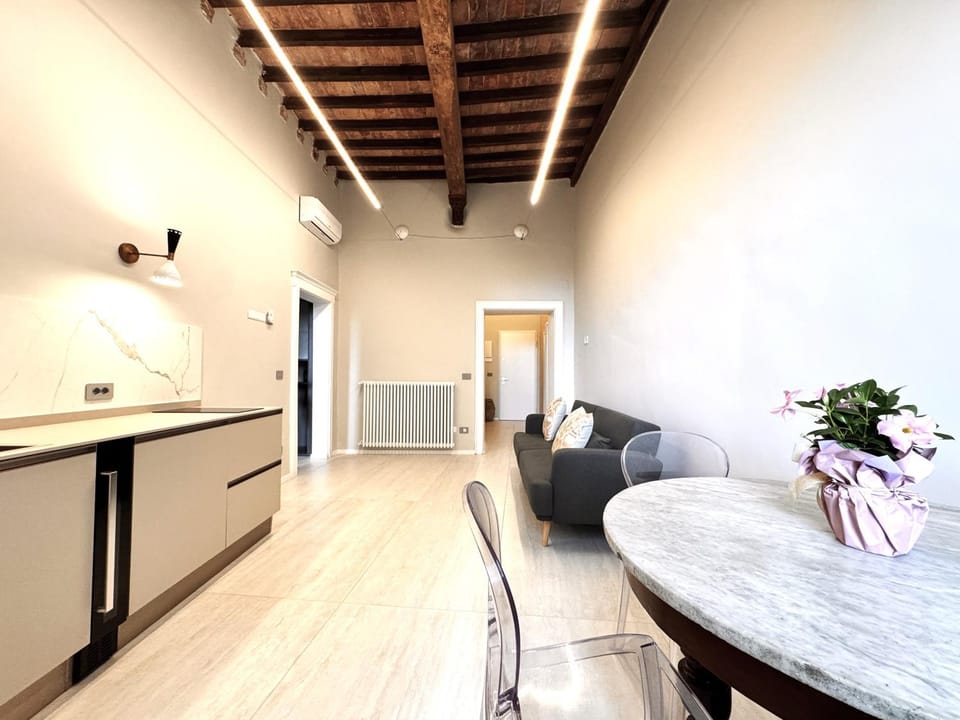 Kitchen or kitchenette, Living room, Seating area, Dining area