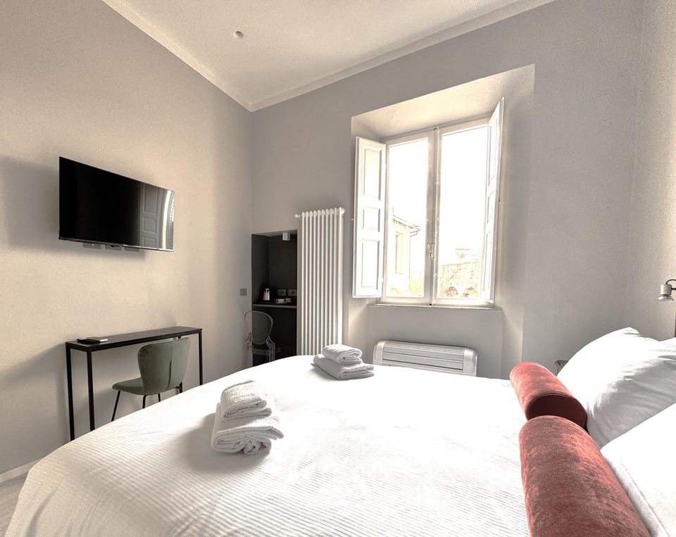 Bed, TV and multimedia, Photo of the whole room, Bedroom, towels