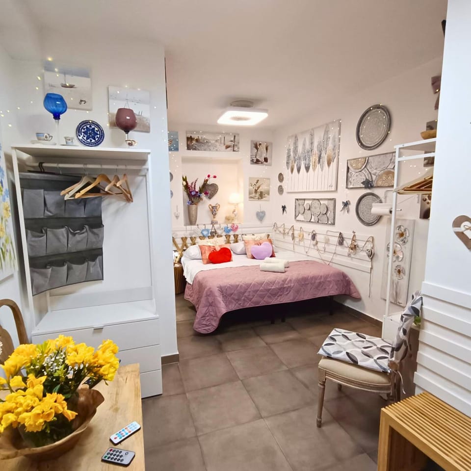 Bed, Photo of the whole room, Bedroom, air conditioner