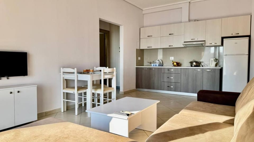 TV and multimedia, Kitchen or kitchenette, Living room, Seating area, Dining area, stove