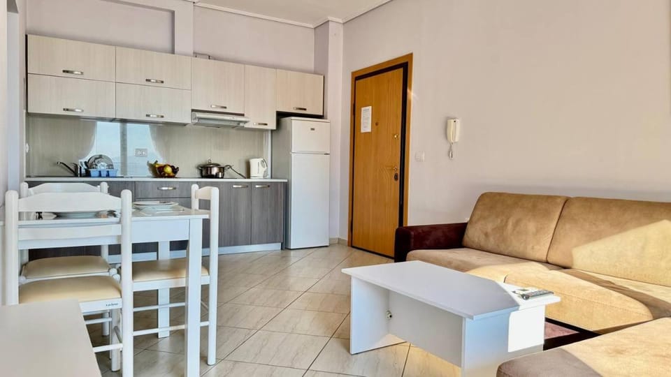 Kitchen or kitchenette, Living room, Seating area, Dining area, stove