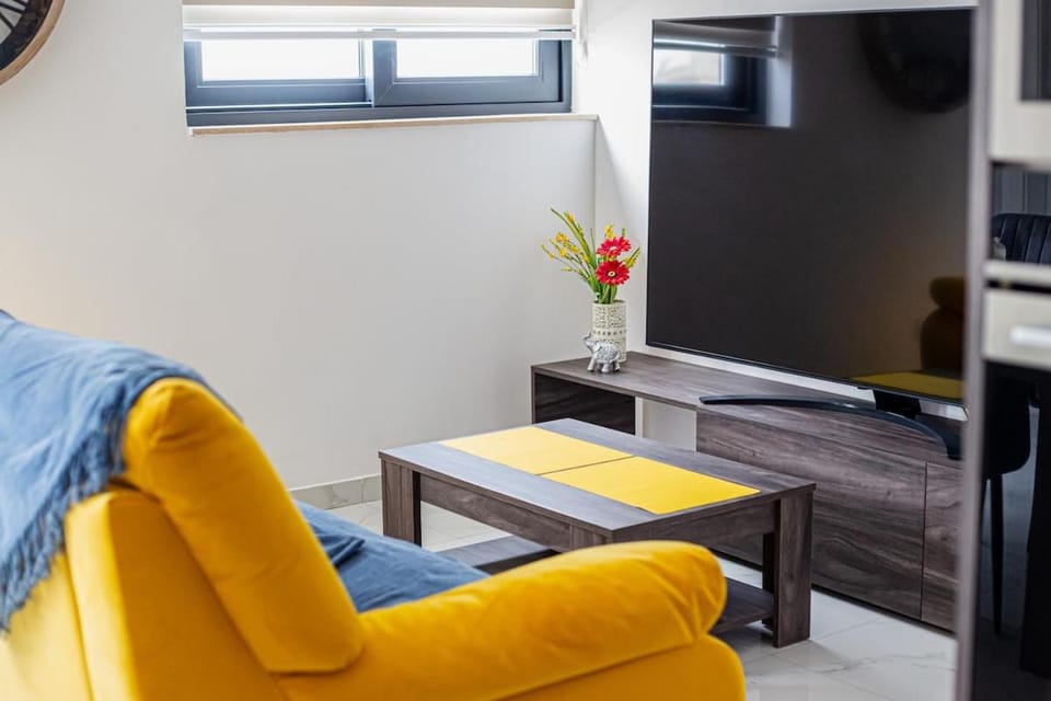 Communal lounge/ TV room, TV and multimedia, Living room, Seating area, Evening entertainment