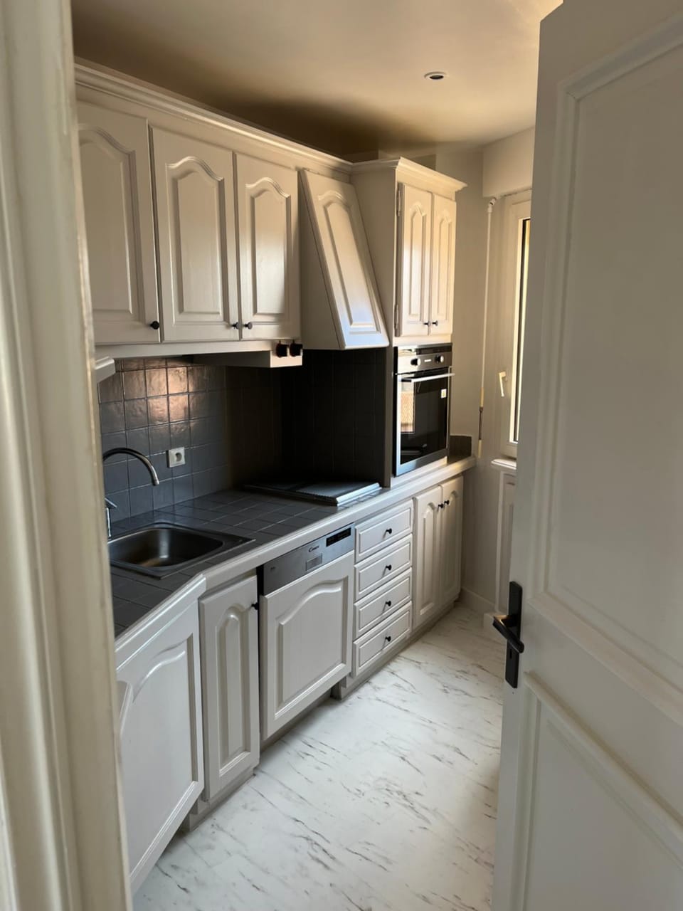 Kitchen or kitchenette, dishwasher, stove
