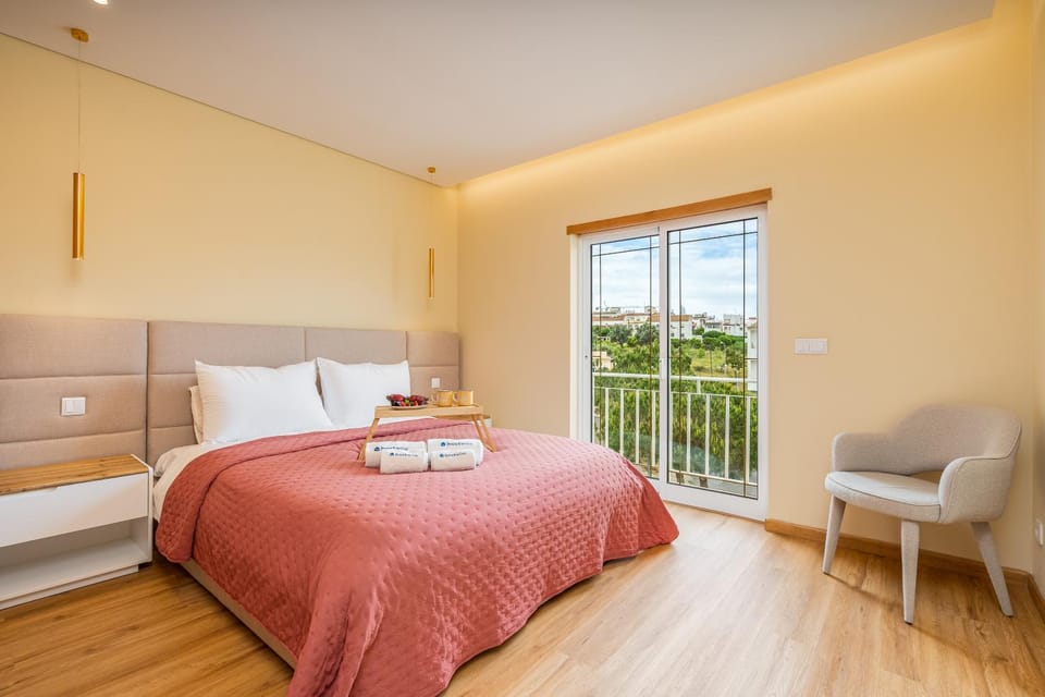 Bed, View (from property/room), Balcony/Terrace, Bedroom, towels