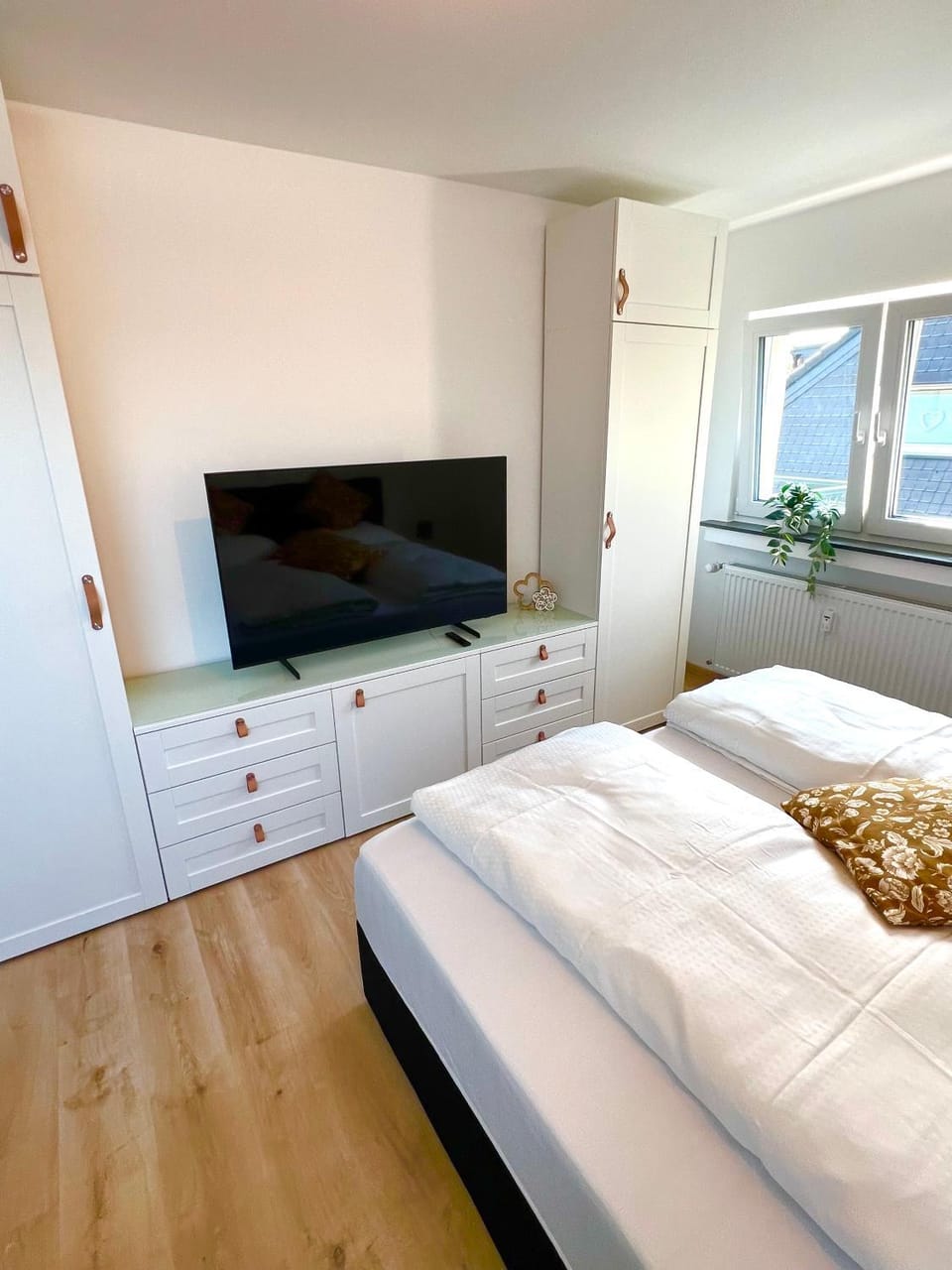 Bed, TV and multimedia, Photo of the whole room, Bedroom