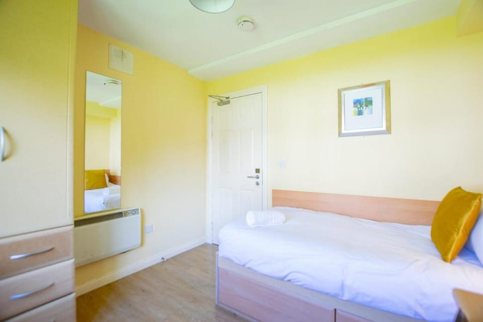 33 - Spacious 2 Bed Apt, Sleeps 5 Apartment in Galway