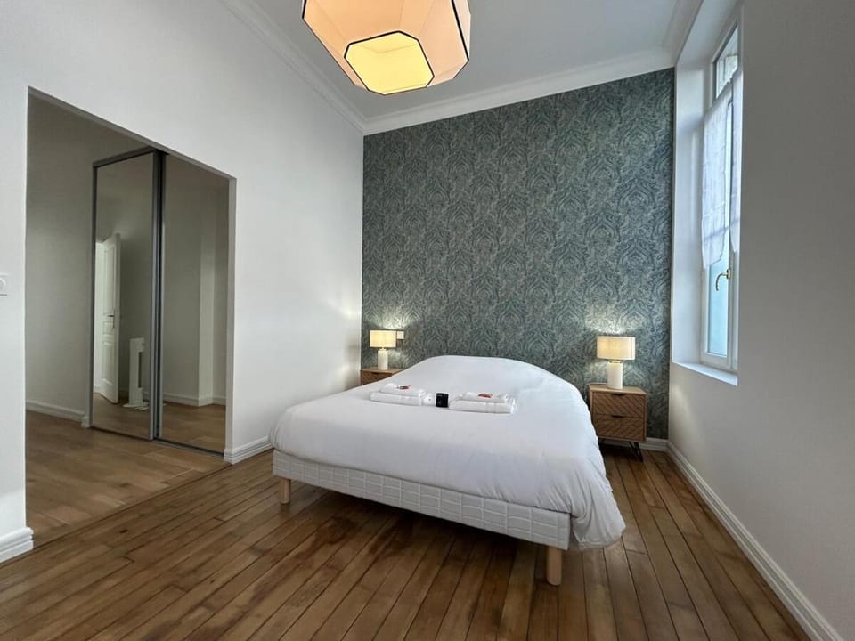Bed, Photo of the whole room