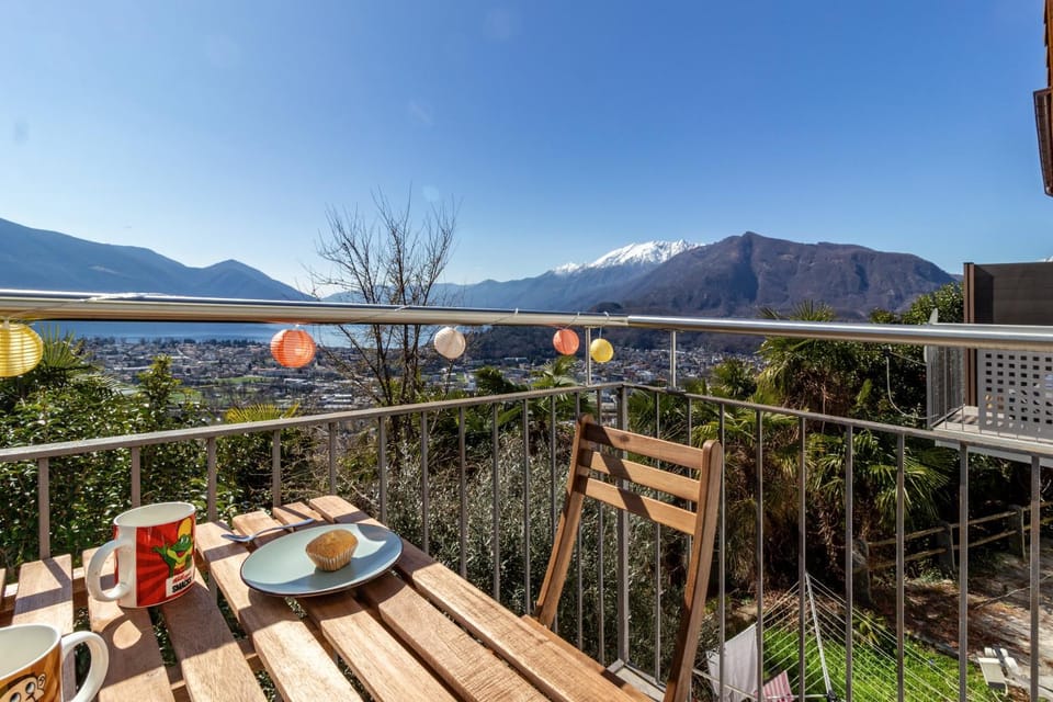 Day, Natural landscape, View (from property/room), Balcony/Terrace, Dining area, Lake view, Mountain view