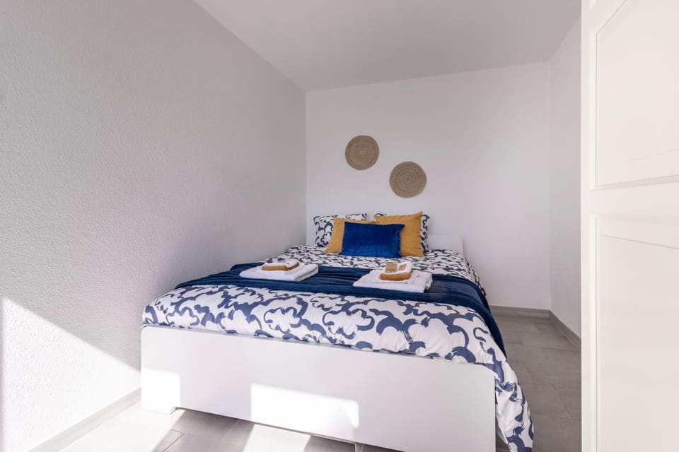 Bed, Photo of the whole room, Bedroom, towels
