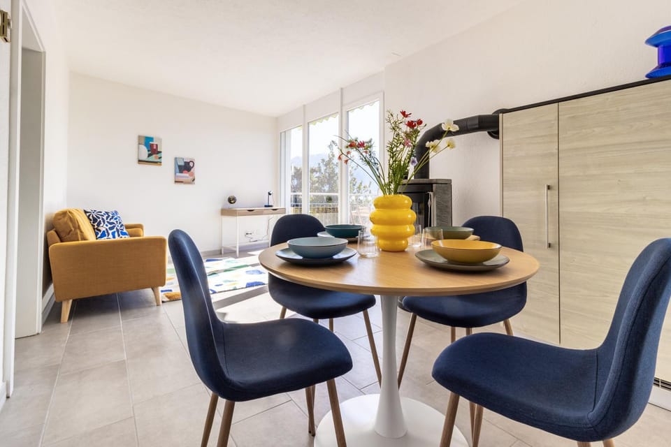 Kitchen or kitchenette, Living room, Seating area, Dining area