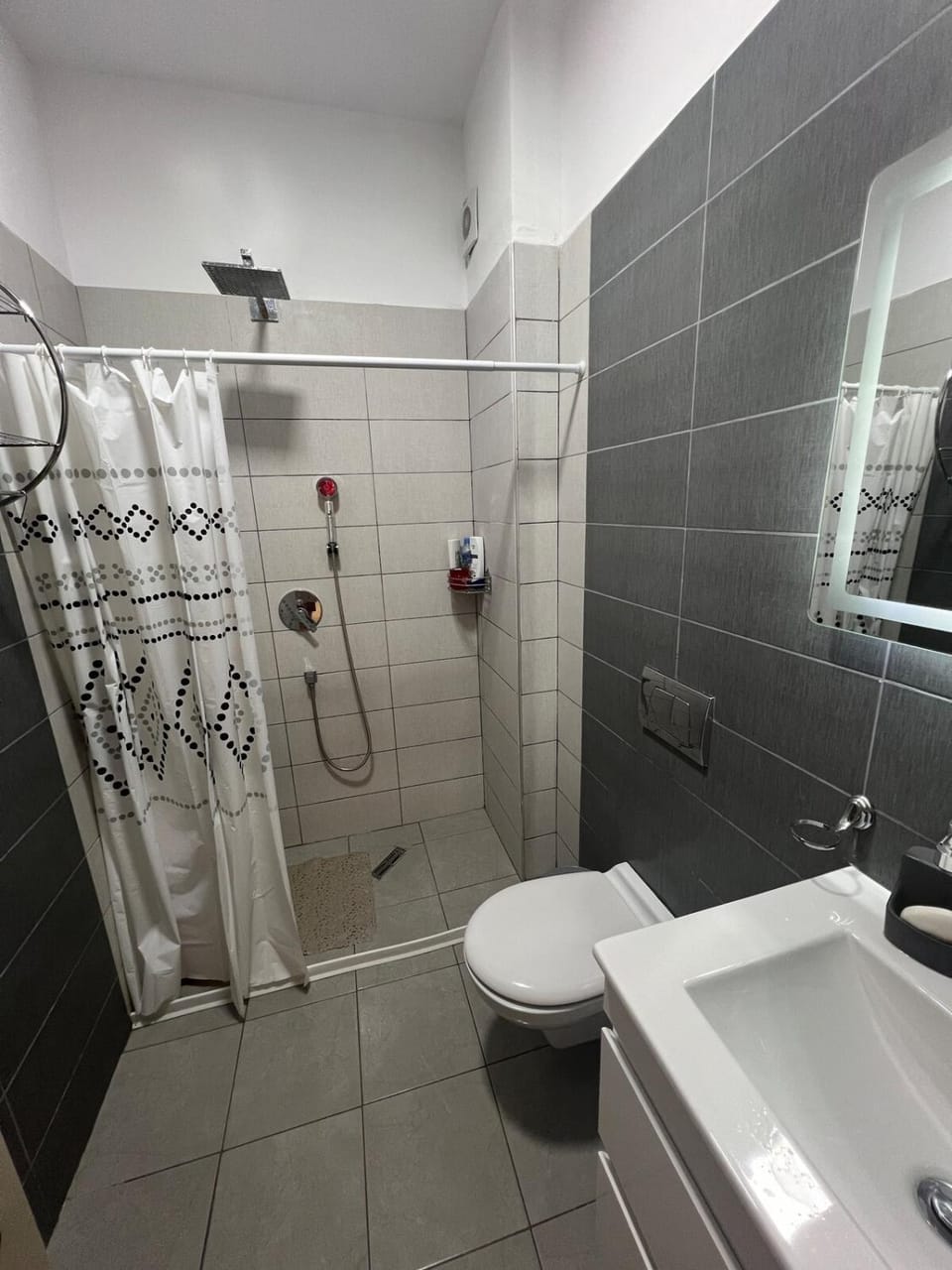 Shower, Toilet