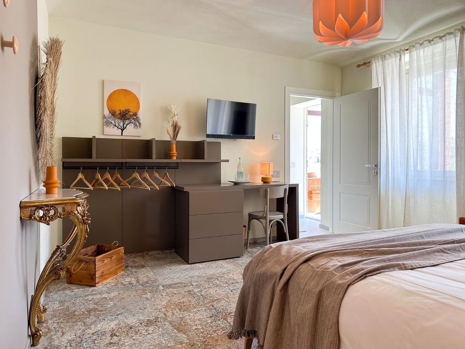 Bed, TV and multimedia, Photo of the whole room, Bedroom