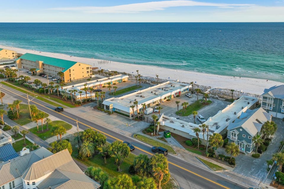 Capri by the Gulf 108 - Beachy Keen Bungalow House in Destin
