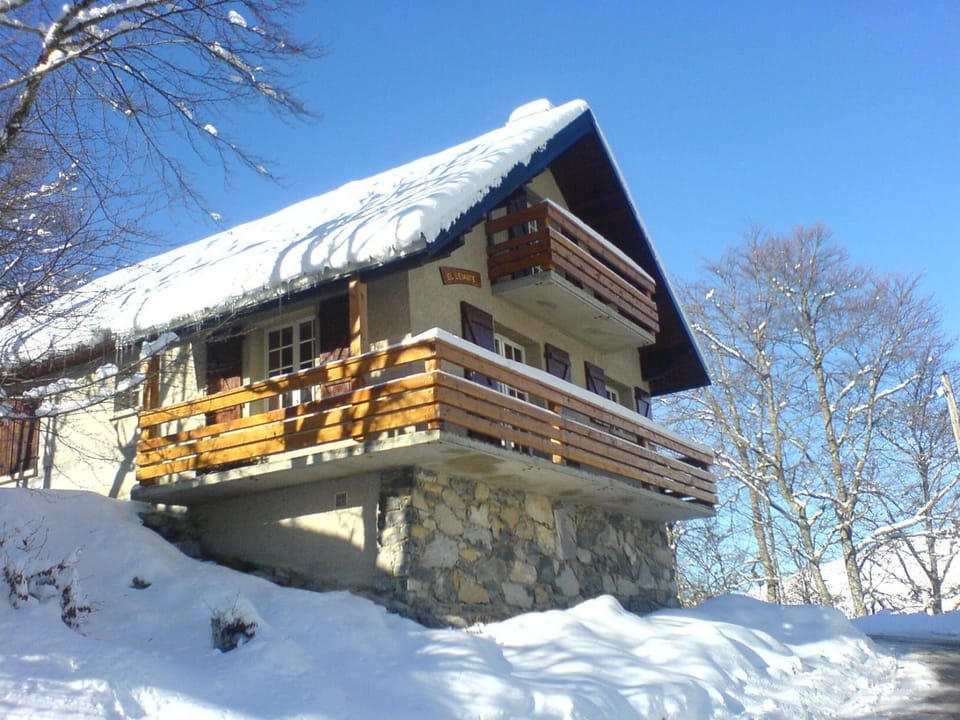Property building, Facade/entrance, Natural landscape, Winter