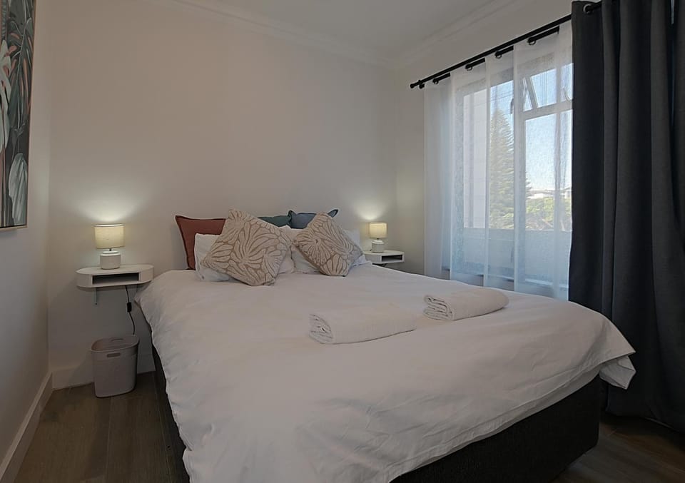 Spacious Beach Apartment with Sea & Ocean View Apartment in Cape Town