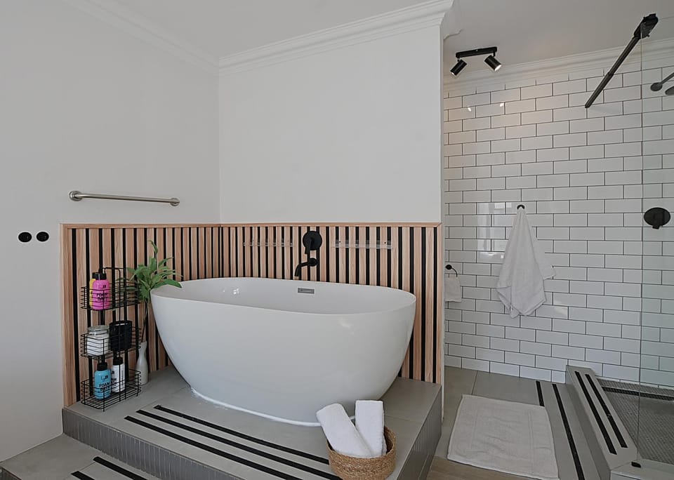 Spacious Beach Apartment with Sea & Ocean View Apartment in Cape Town