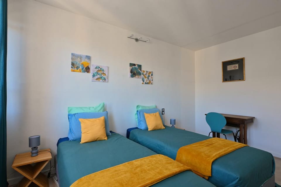 Bed, Photo of the whole room, Seating area, Bedroom