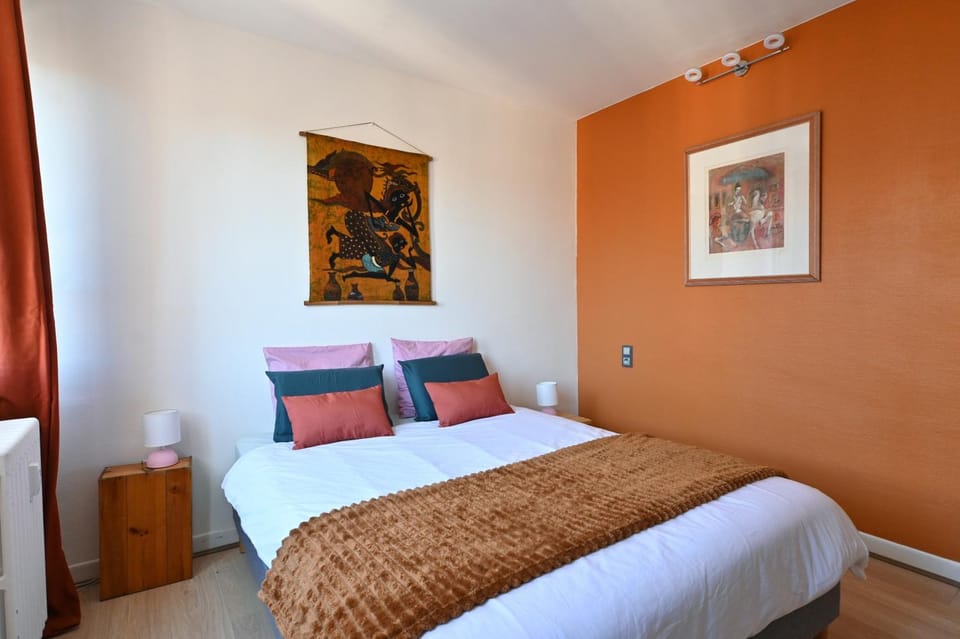 Bed, Photo of the whole room, Bedroom