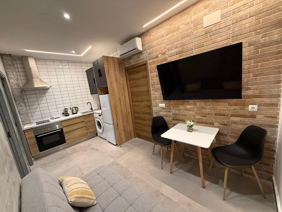 Communal lounge/ TV room, Kitchen or kitchenette, Seating area, Dining area, oven
