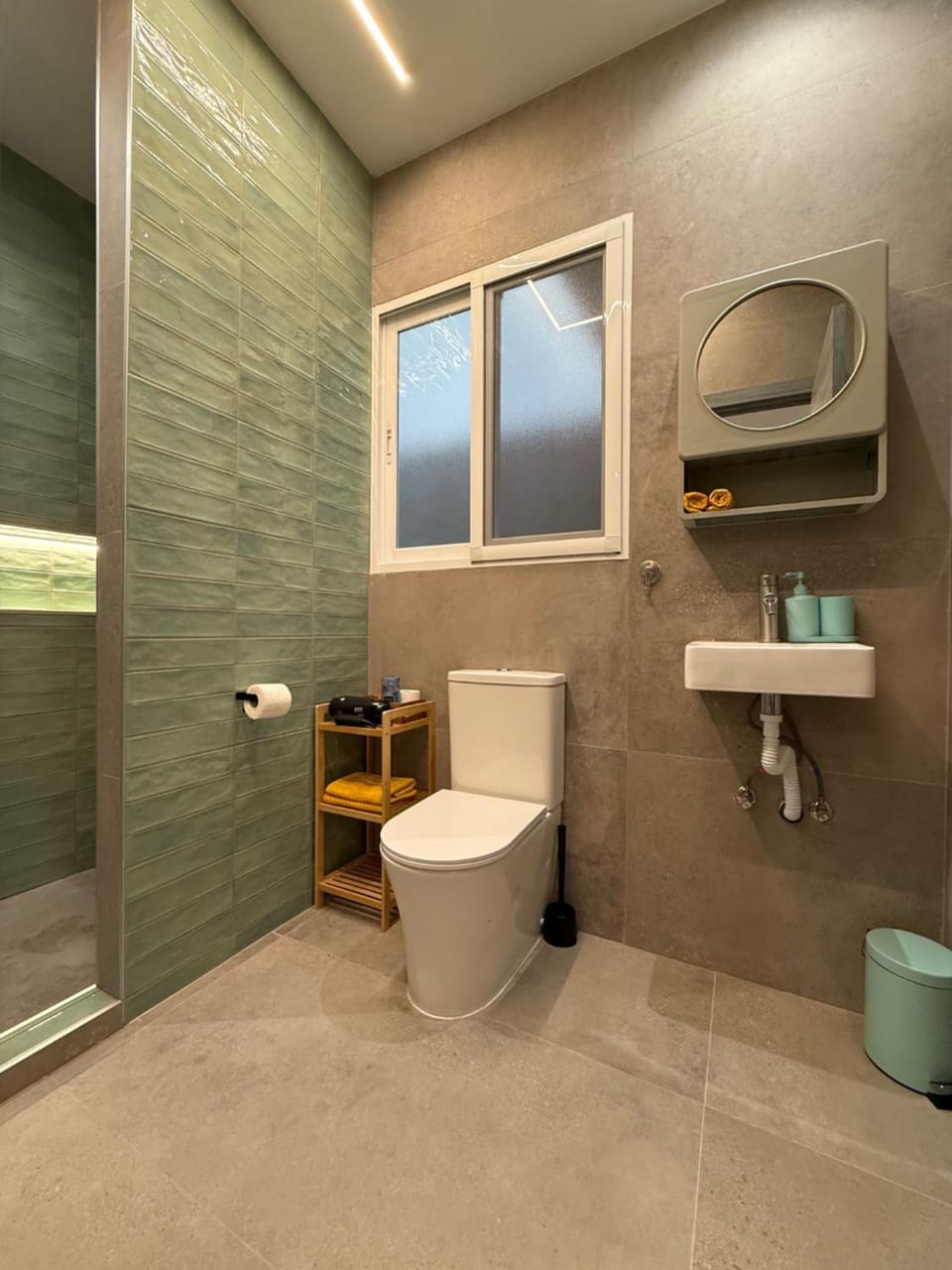 Shower, Toilet, Bathroom, towels