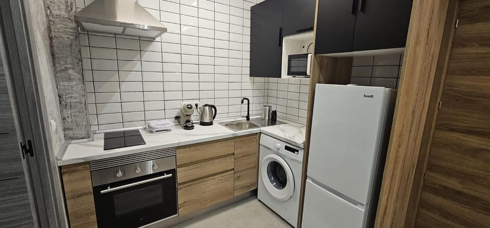 Coffee/tea facilities, Kitchen or kitchenette, oven, stove, toaster