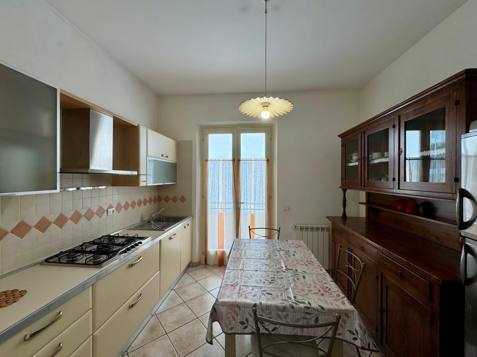 Kitchen or kitchenette, Dining area, oven, stove