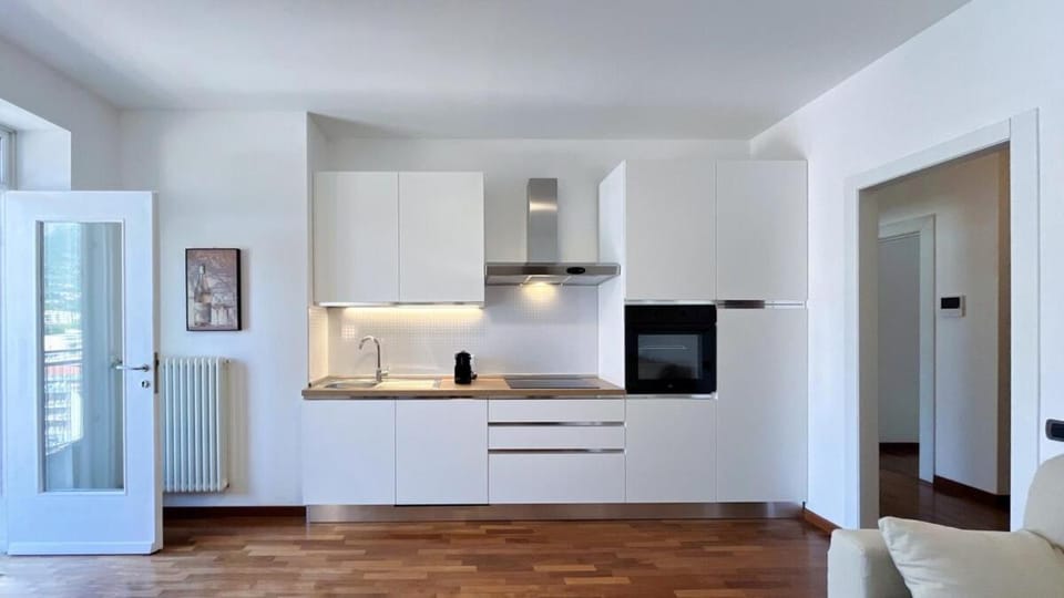 Coffee/tea facilities, Kitchen or kitchenette, oven, stove