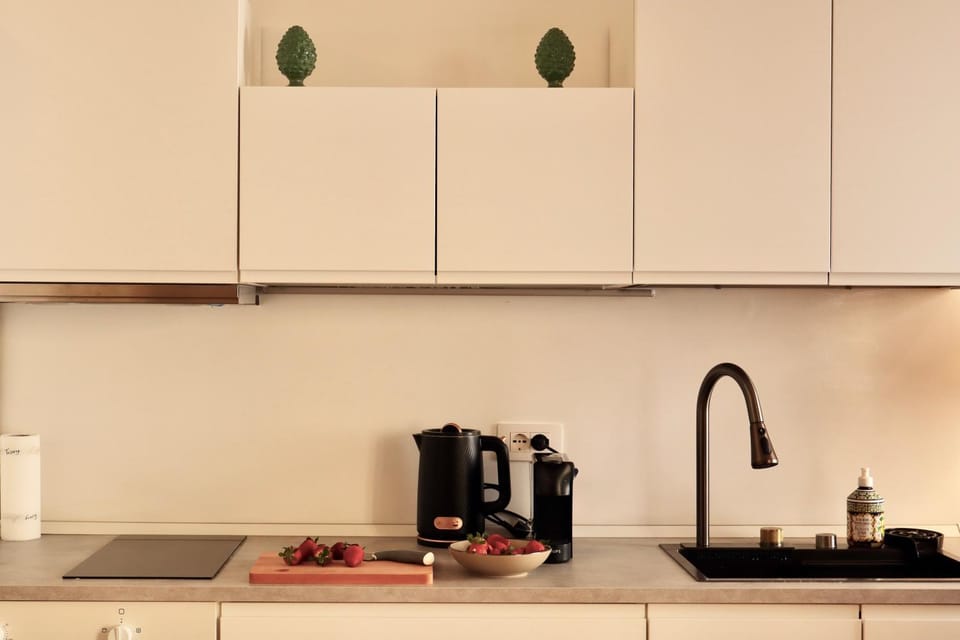 Coffee/tea facilities, Kitchen or kitchenette, stove, toaster