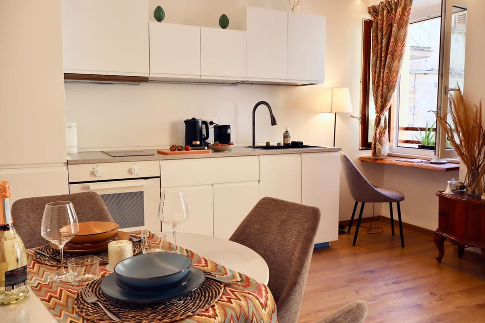 Coffee/tea facilities, Kitchen or kitchenette, Living room, Seating area, Dining area, stove, toaster