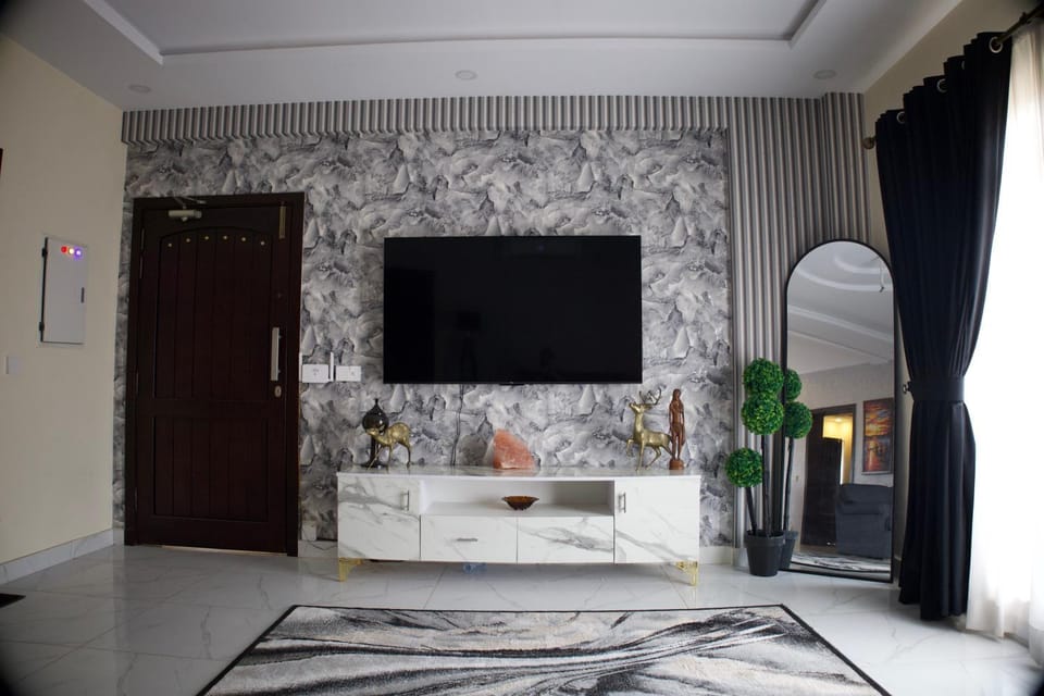 Communal lounge/ TV room, TV and multimedia, Living room, Seating area, Evening entertainment