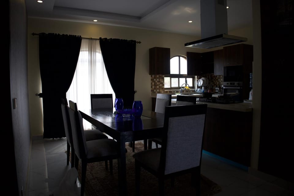 Coffee/tea facilities, Kitchen or kitchenette, Dining area, minibar