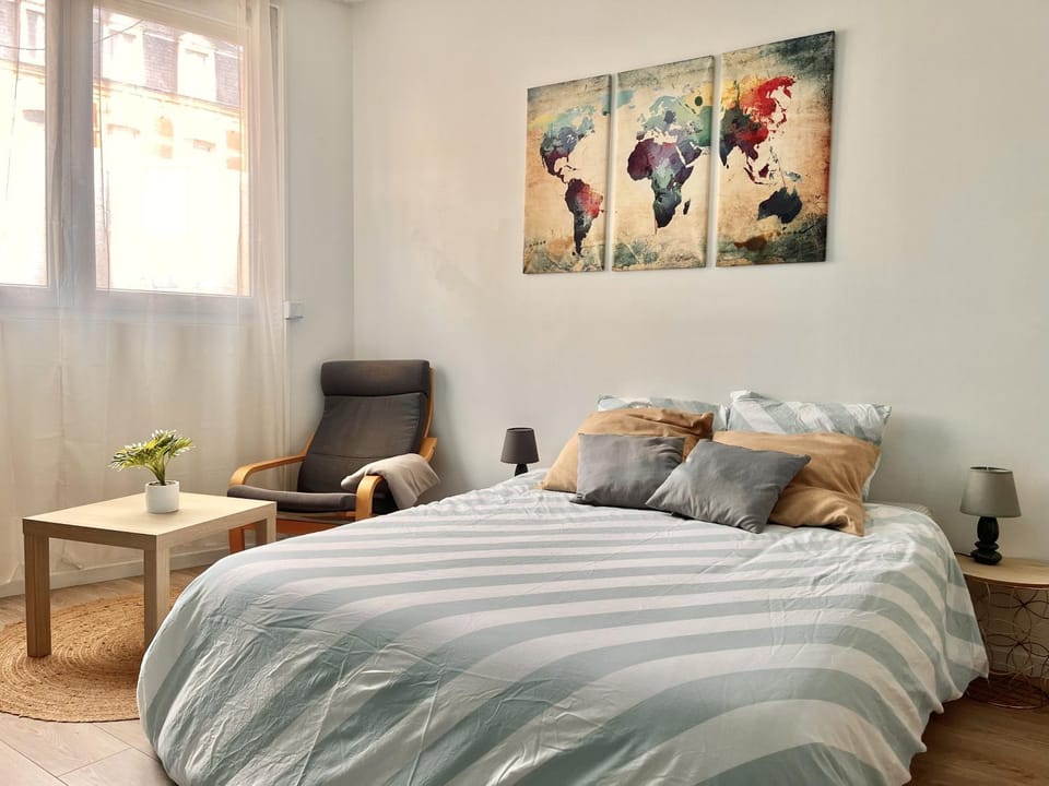 Bed, Living room, Photo of the whole room, Seating area, Bedroom