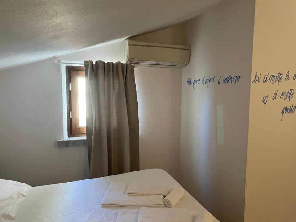 Confortevole camera matrimoniale con terrazza a 500 mt dal mare Bed and Breakfast in Marina di Carrara