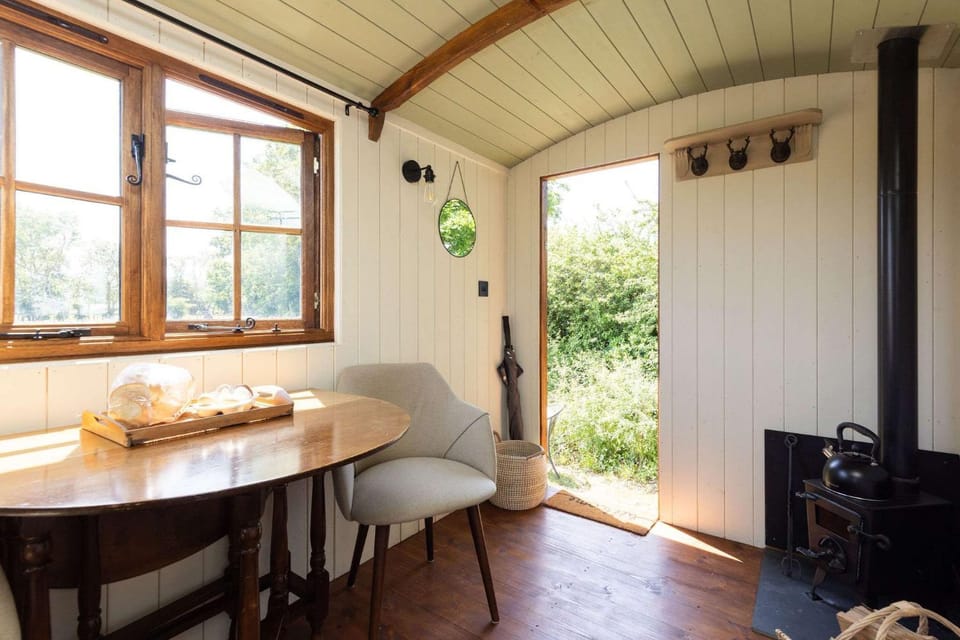 Harbour Ranch Hut - Rustic Countryside Escape House in Chichester District