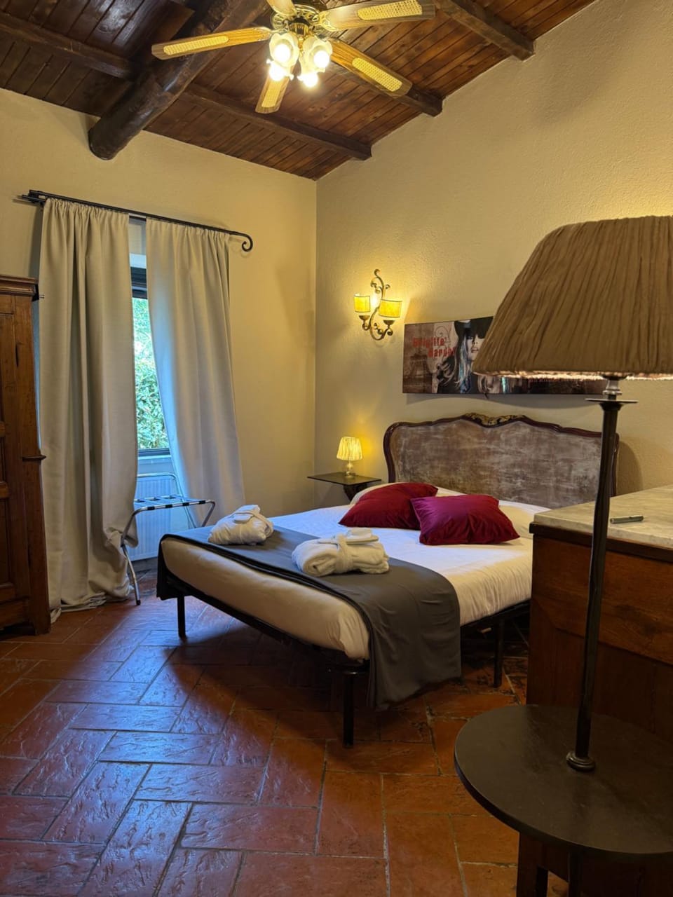 Photo of the whole room, Bedroom