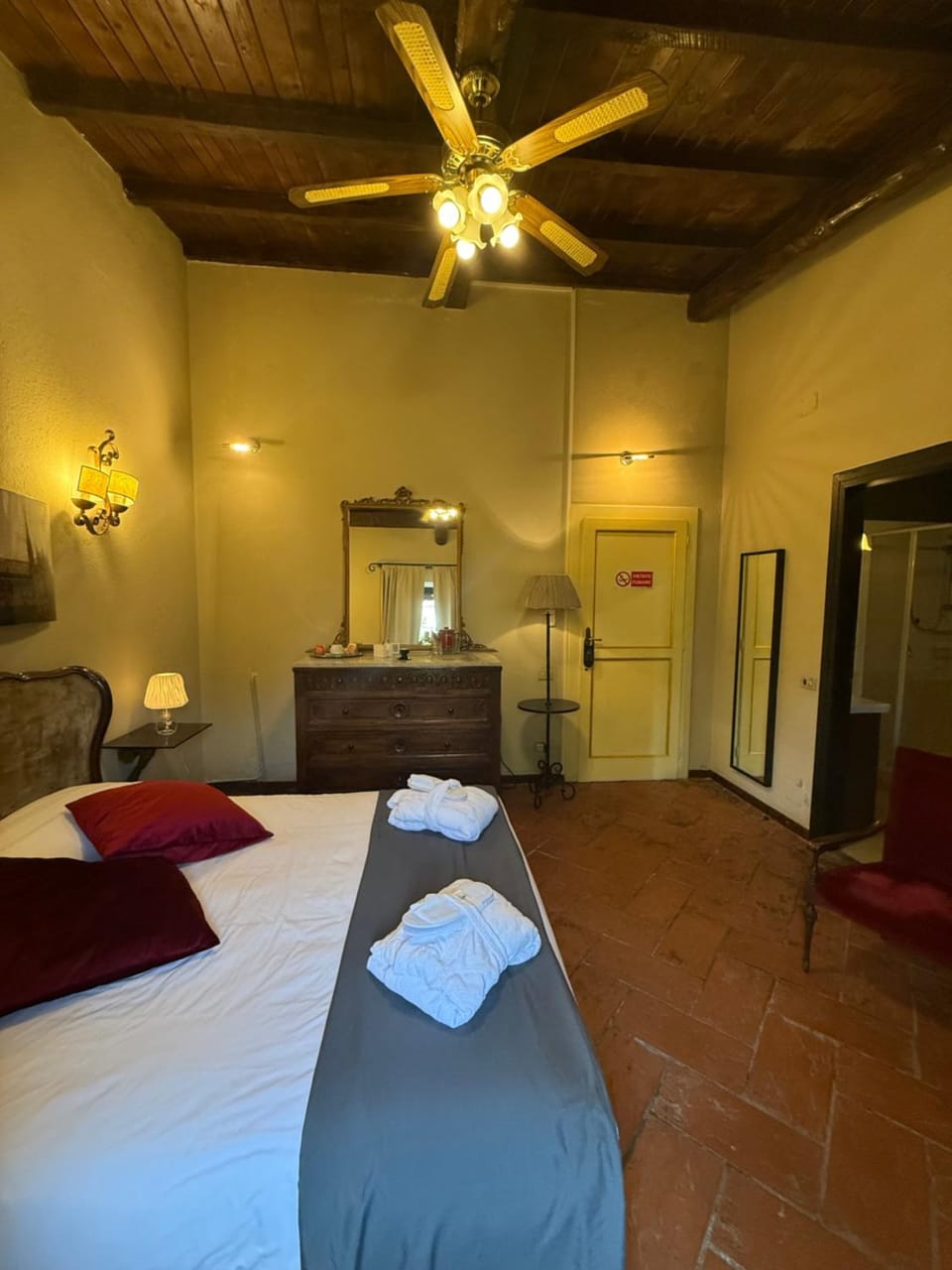 Photo of the whole room, Bedroom