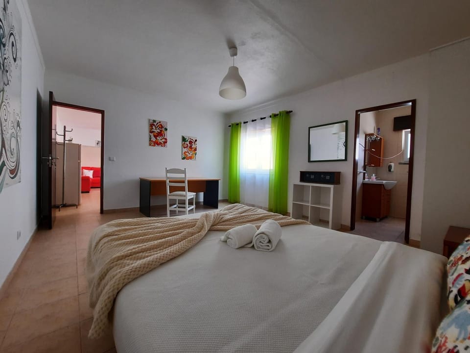 Surf House Helena Bed and Breakfast in Peniche