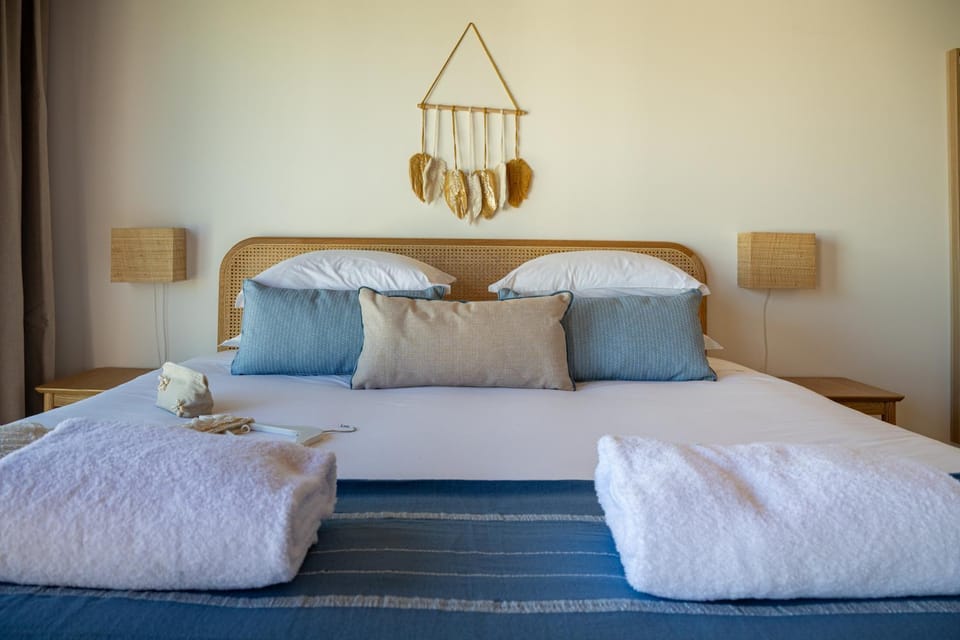 Bed, Photo of the whole room, Decorative detail, Bedroom