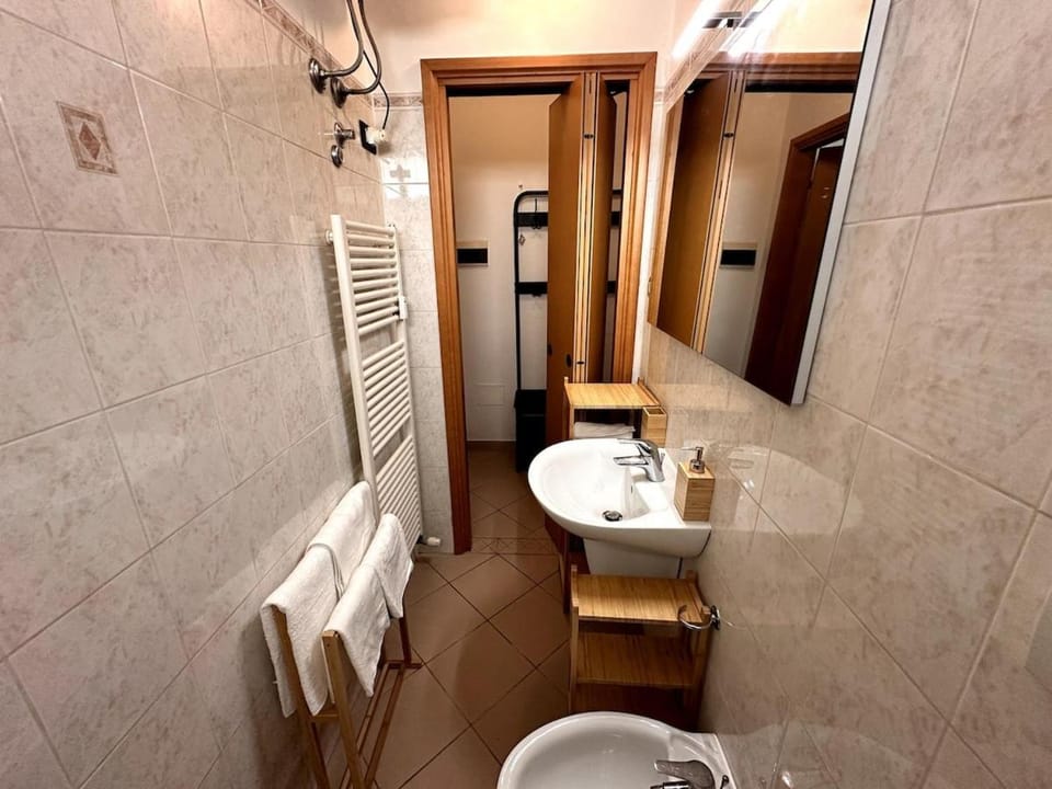 Shower, Toilet, Bathroom, internet, towels