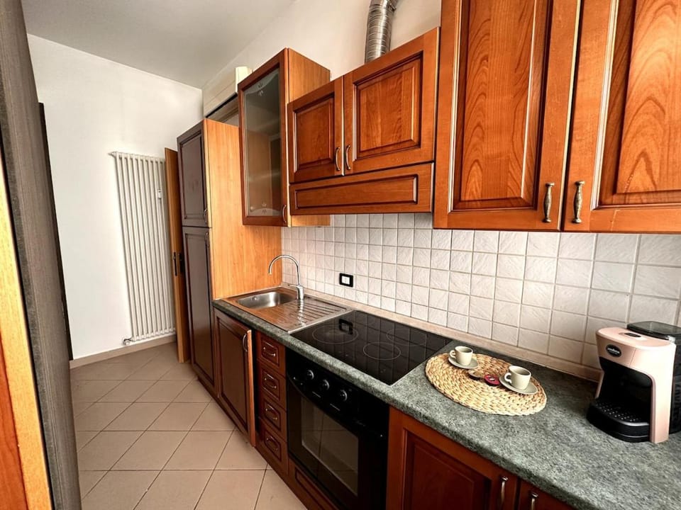 Coffee/tea facilities, Kitchen or kitchenette, stove