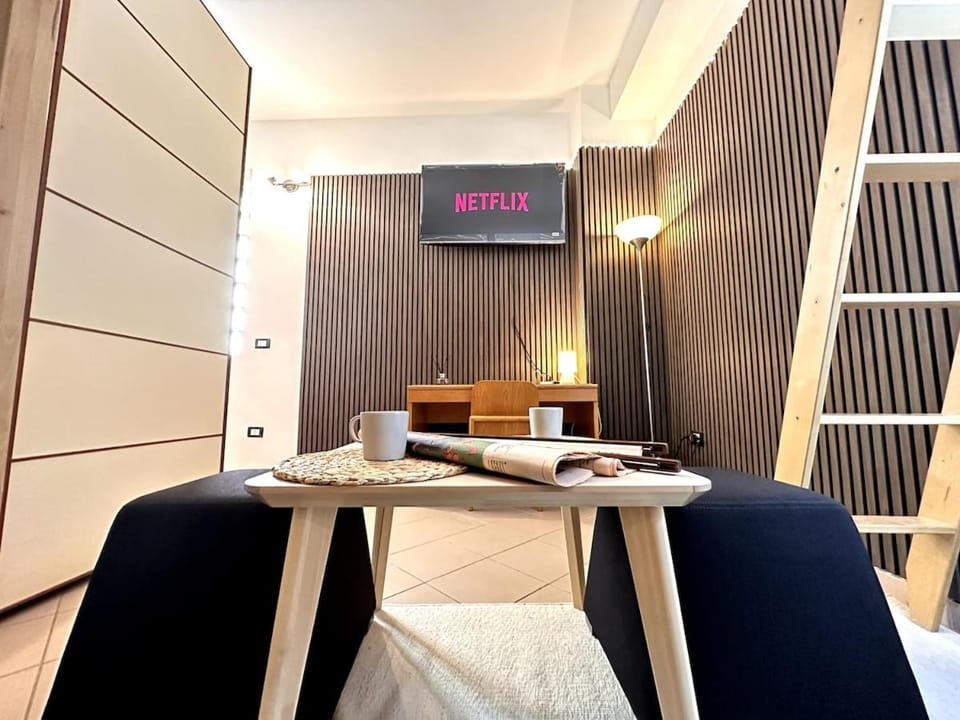 TV and multimedia, Living room, Seating area, air conditioner