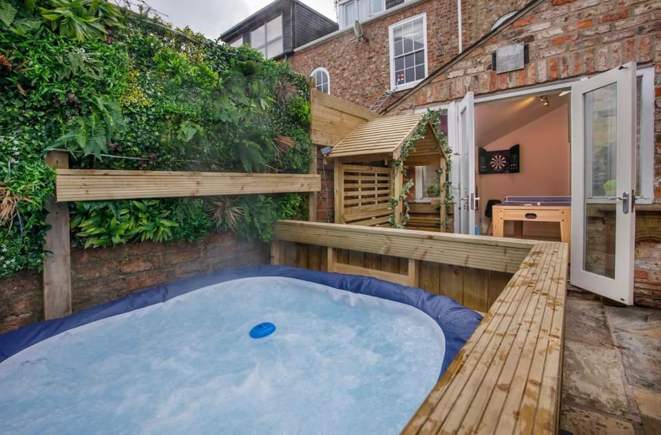 Hot Tub - Pool Table, Central House in York